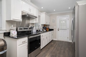 Kjøleskap, mikrobølgeovn, ovn og kokeplater