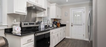 Modern Home In PRIME location - King Bed/ Spacious

