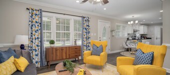 Modern Home In PRIME location - King Bed/ Spacious

