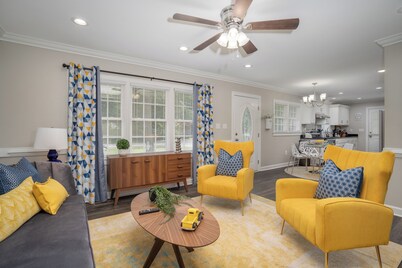 Modern Home In PRIME location - King Bed/ Spacious

