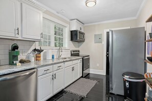 Een koelkast, een microgolfoven, een oven, een kookplaat