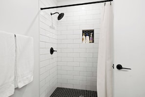 Toalhas de banho, sabonete, shampoo, papel higiênico