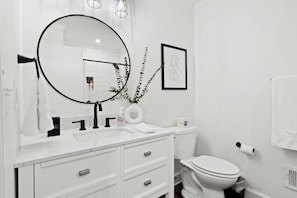 Handtücher, Seife, Shampoo, Toilettenpapier