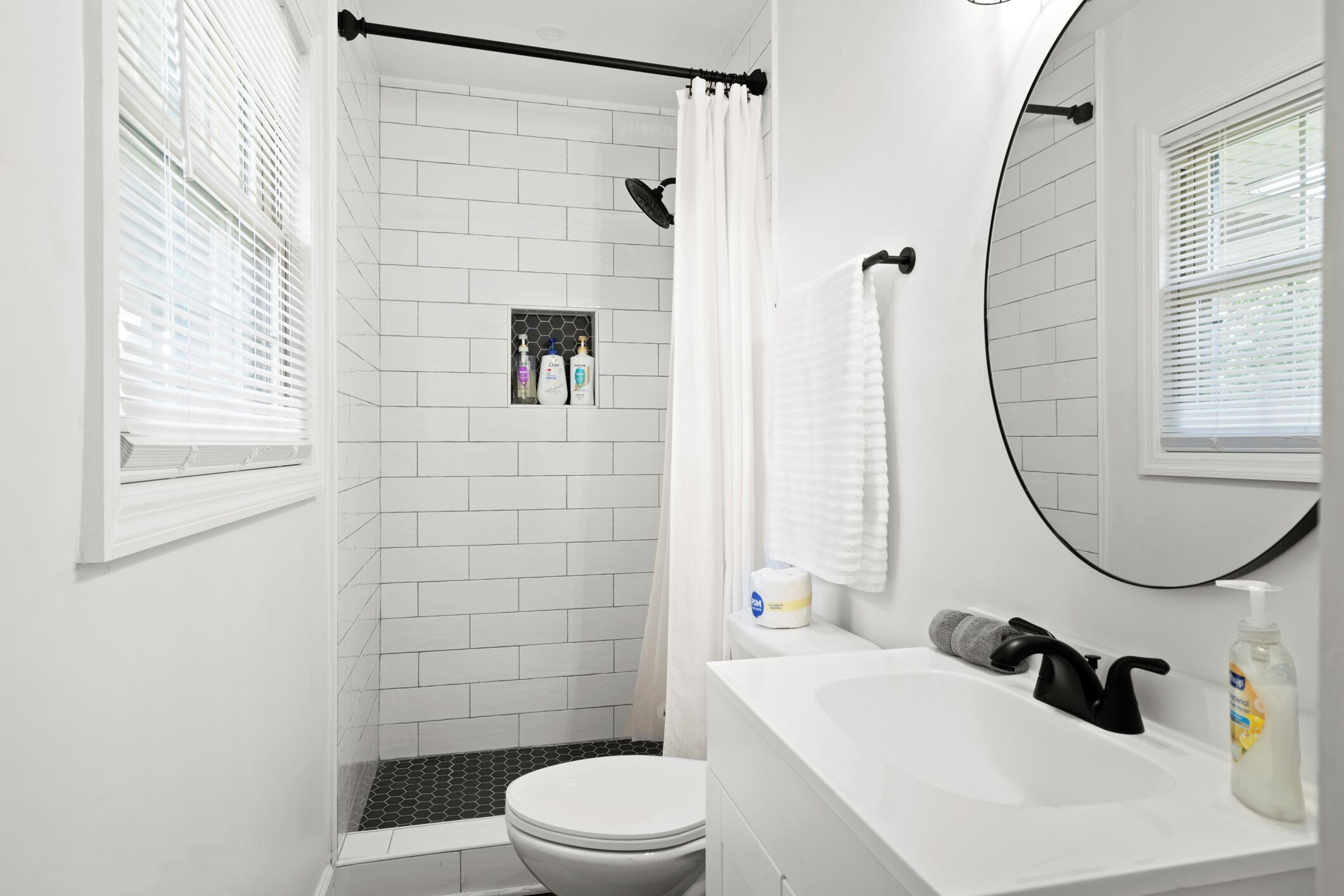 Serviettes fournies, savon, shampoing, papier toilette