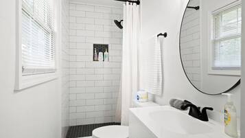 Serviettes fournies, savon, shampoing, papier toilette