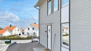 A modern house with a gravel driveway and a parked car. - 7 Person Holiday Home in Vesteroy-by Traum (Hvaler)