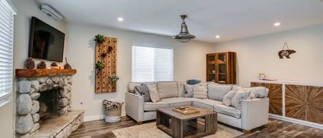 Smart-TV, Kamin, Bücher