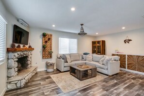 Smart TV, chimenea y libros 