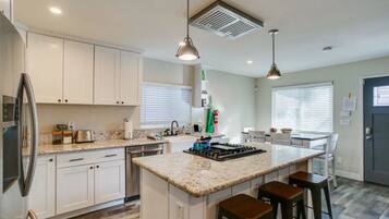 Refrigerador, microondas, horno y parrilla de estufa