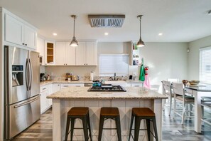 Frigorifero, microonde, forno, piano cottura