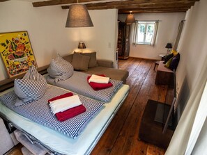 1 habitación, muebles diferentes y tabla de planchar con plancha 