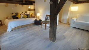 A bedroom with a bed, bedside tables, a chair, and a sofa. - Fisherman's House Comfortable Holiday Residence (Dießen am Ammersee)