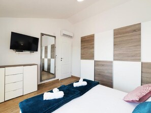 Apartment - Apartments Mistral - Three Bedroom Apartment With Balcony and Shared Pool (Razanac)