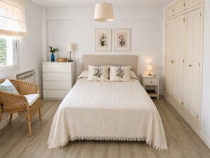 Departamento | 1 habitación, muebles diferentes y tabla de planchar con plancha 