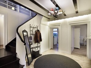 Interior - Modern Apartment Near Centre (Wallmerod)