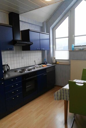 Leilighet | Eget kjøkken | Ovn, vannkoker, brødrister og høy barnestol