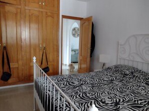 House | 3 bedrooms, individually furnished, iron/ironing board, bed sheets