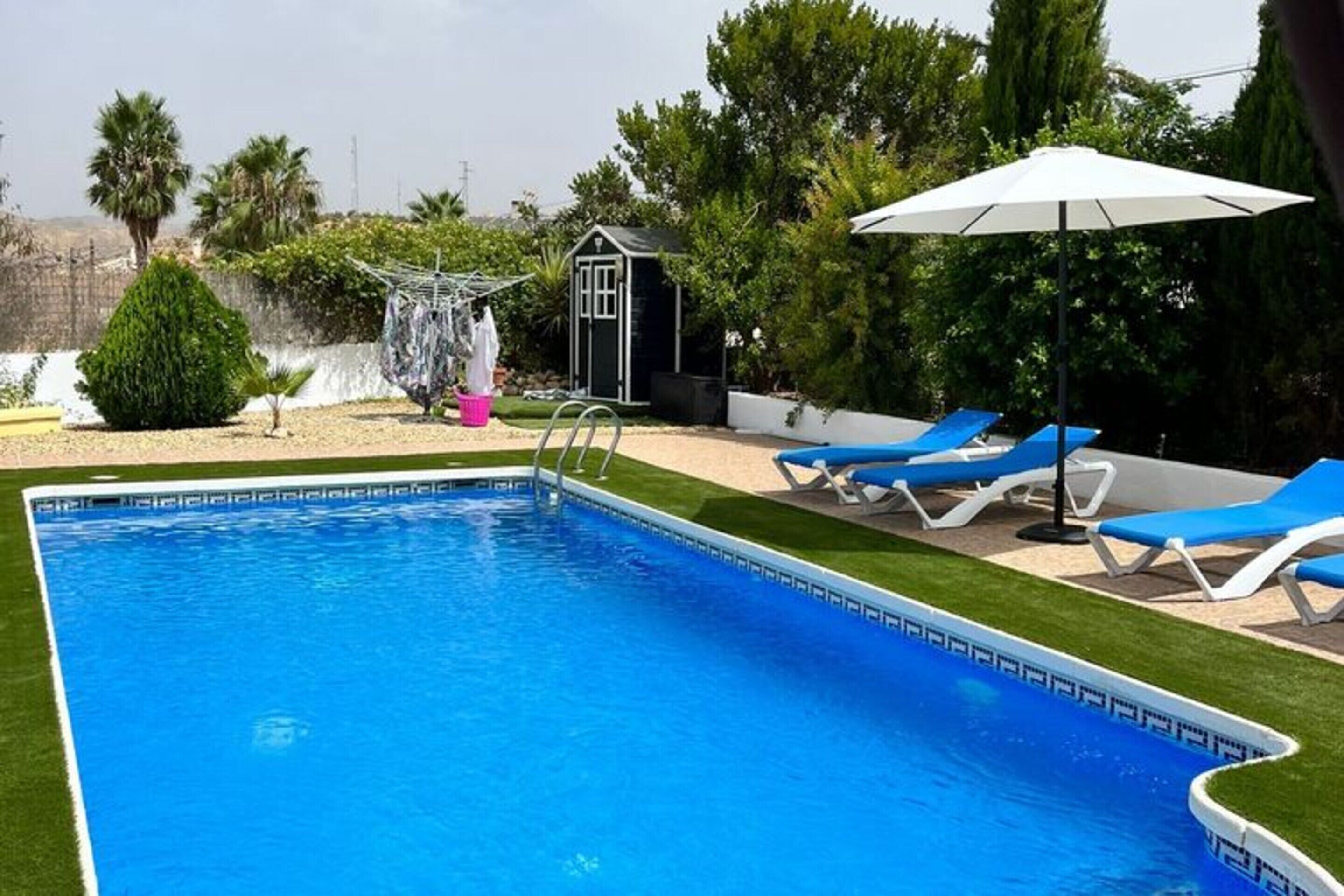 Una piscina techada, una piscina al aire libre
