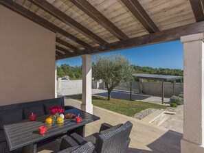 Outdoor dining - Villa Gita Comfortable Holiday Residence (Tinjan)