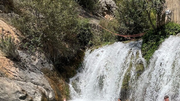 A natural hot spring with multiple waterfalls, surrounded by rocky terrain and greenery. - Belvilla by OYO Casa del Segura (Formentera de Segura)