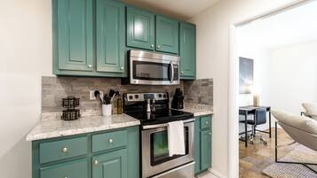 Een koelkast, een magnetron, een oven, een kookplaat