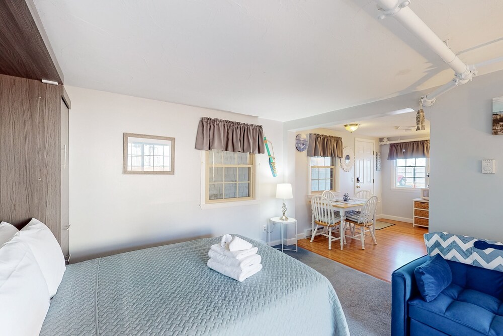 Seaside Serenity Cozy retreat at Marina Bay condo complex in West