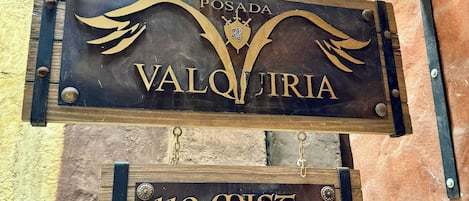 Et skilt med 'Valojiria' og værelsesnumre '110', '120', '130'.