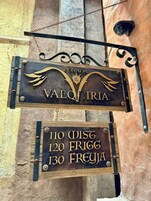 Un letrero con la palabra 'Valojiria' y los números de habitación '110', '120', '130'.