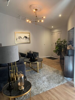 尊荣四人房 | 起居区 | 70-英寸智能电视 （配备卫星频道）、电脑显示器