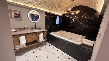 Chambre Double Premium | Salle de bain | Sèche-cheveux, peignoirs, bidet, serviettes fournies