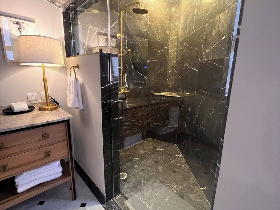 Deluxe Double Room | Bathroom