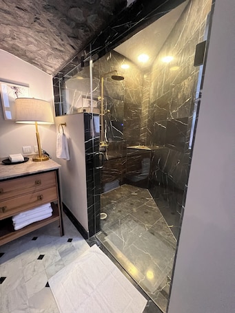 Deluxe Double Room | Bathroom. Posada Valquiria ValQuirico