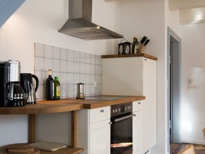 Maison | Cuisine privée | Bouilloire électrique, grille-pain, chaise haute