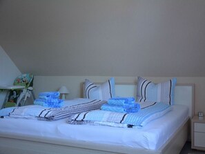 Nhà | 2 phòng ngủ, trang bị nội thất với thiết kế riêng biệt 