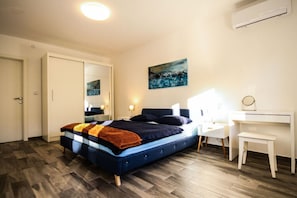 Departamento | 4 habitaciones, muebles diferentes y tabla de planchar con plancha 