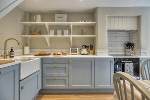Fridge, oven, stovetop, dishwasher