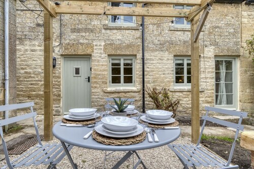 Characterful and stylish dog friendly holiday cottage - Old Post Office Cottage