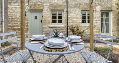 Characterful and stylish dog friendly holiday cottage - Old Post Office Cottage