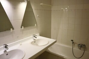 Ein Badezimmer mit Waschbecken, Spiegel und Dusche.