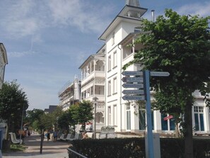 Ein historisches Gebäude mit einem Wegweiser, der auf verschiedene lokale Sehenswürdigkeiten hinweist.