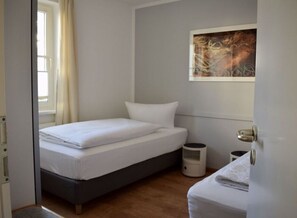 2 chambres, ameublement personnalisé, fer et planche à repasser