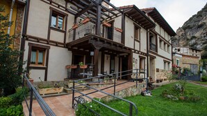 Chalet | Exterior - Chalet in Toba With Garden & Fireplace (Frias)