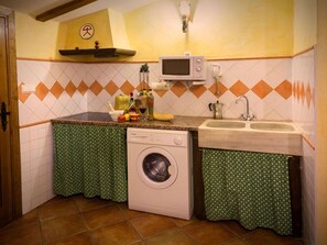 House | Private kitchen - Holiday Home in Laroya With Pool & BBQ (Laroya)