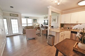 Smart TV, books - Sandpiper Cove Unit 8139 Updated Studio In Destin, FL (Destin)