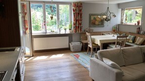 A spacious kitchen with a dining area, large windows, and a cozy seating area. - Baldauf Modern Retreat (Riedenburg)