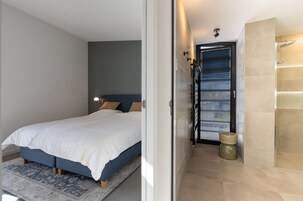 3 habitaciones, muebles diferentes y ropa de cama 