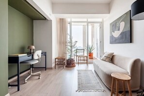 Smart TV, books, stereo