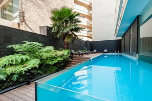 Outdoor pool, a heated pool - Exquisite Condesa Oasis: Stunning Views, Pool & Gym (Ciudad de México)
