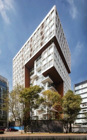 Exterior - Exquisite Condesa Oasis: Stunning Views, Pool & Gym (Ciudad de México)