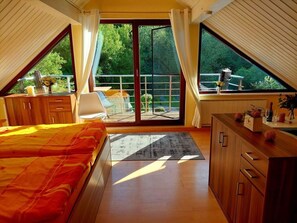 3 habitaciones, muebles diferentes y tabla de planchar con plancha 